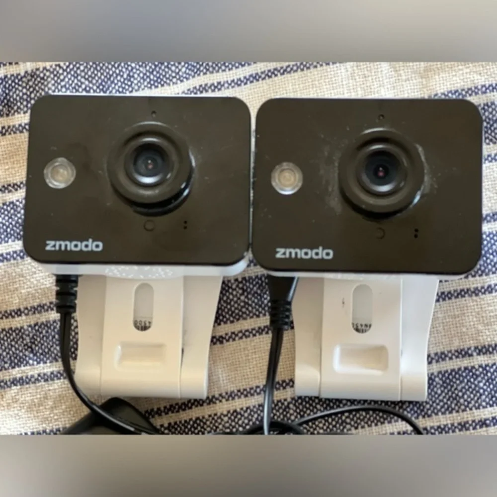 Zmodo. Two Indoor Webcams in Black & White - High-Definition Monitoring